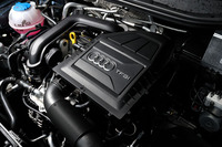 1リッター直3直噴ターボエンジンは95psの最高出力と16.3kgmの最大トルクを発生。燃費はJC08モード計測で22.9km/リッターとなっている。