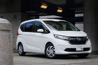 ボディーカラーは「フリード」「フリード＋」ともに全9色。こちらの「フリード＋ G Honda SENSING」には、有償色の「ホワイトオーキッドパール」が選択されていた。