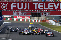 ポールシッターのラルフ・シューマッハーがトップで1コーナーへ。その真後ろのフィジケラが、2番グリッドのジェンソン・バトンから2位の座を奪った。この直後、佐藤琢磨とルーベンス・バリケロがコースオフし後退。最終コーナーではファン・パブロ・モントーヤがクラッシュしセーフティカーが導入された。（写真＝フェラーリ）