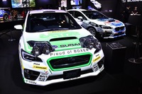 「WRX STI 全日本ラリー参戦予定車」2台はキッズライドで運転席に座ることができる。