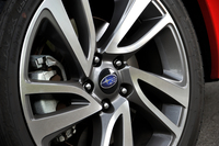 上級グレードに装備される18インチアルミホイール。グレードによって色が異なり「1.6GT-S EyeSight」ではガンメタリック塗装＋切削光輝、「2.0GT EyeSight」ではシルバー塗装＋切削光輝、「2.0GT-S EyeSight」ではブラック塗装＋切削光輝となる。
    