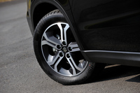 4代目「エスクード」のタイヤサイズは215/55R17。プラットフォームを共有する「SX4 Sクロス」と比べ、幅、外径ともに一回り大きめのサイズとなっている。