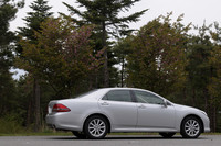 サイドに流行のキャラクターラインなどは入れられない。先代モデルよりAピラーを前に出すことで、大きく伸びやかな印象をもたせたという。