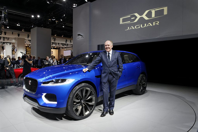 ジャガーのイアン・カラム氏とコンセプトカーの「C-X17」。