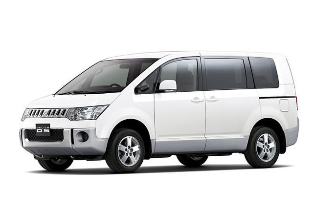 三菱「デリカD:5」のFF車が2リッターに 【ニュース】 - webCG
