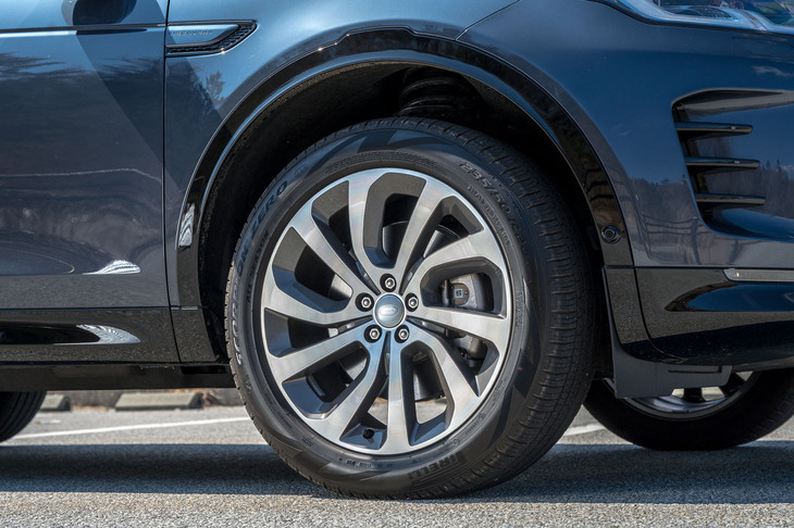 試乗車に装着されていたオプションのアルミホイール「20インチ“スタイル5089”」。タイヤには235/50R20サイズの「ピレリ・スコーピオンゼロ オールシーズン」が装着されていた。