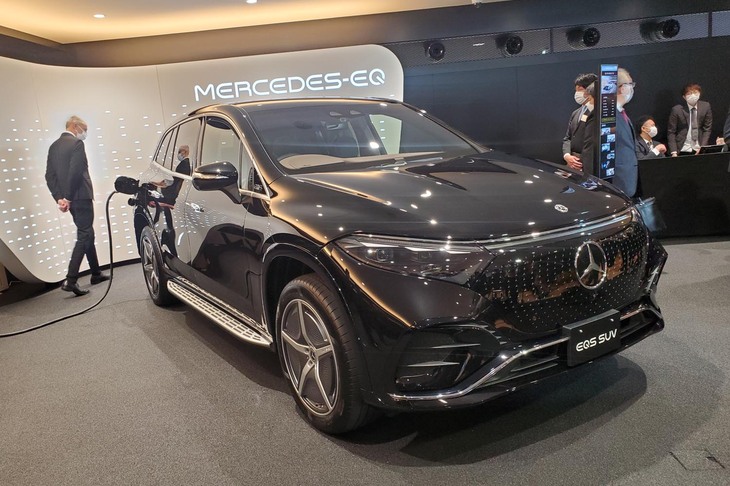 メルセデスEQ横浜にサプライズ展示された「EQS SUV」。最大7人が乗れる電動SUVのフラッグシップモデルだ。