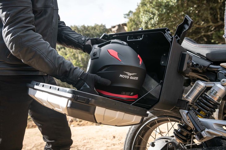 モト・グッツィV85 TTトラベル（ヘルメットが収納できるパニアケース）