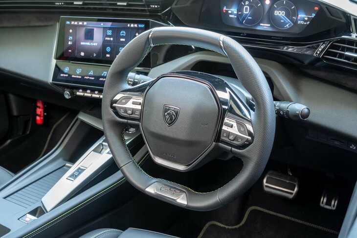 お腹の前で抱えるようにして操作するステアリングホイールは2本スポークタイプ。ディンプルレザーの触感が心地いい。