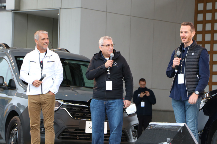 「ルノー・カングー」に携わるLCV部門セールス＆マーケティング ダイレクターのティエリー・プランテジュネさん（写真向かって左）と、ルノー・カングー プロダクトマネジャーのフローラン・ピシュロさん（同右）。「1万km離れたフランスにも皆さんのカングーへの思いは伝わっているが、それを肌で感じることができ、心が温かくなった」と感謝の気持ちを示した。