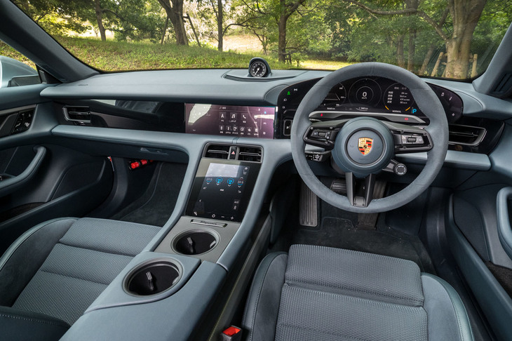 グラファイトブルーのモノトーンでまとめられたインテリア。試乗車には再生素材が積極的に取り入れられた、有償オプションの「レザーフリーインテリア」が採用されていた。