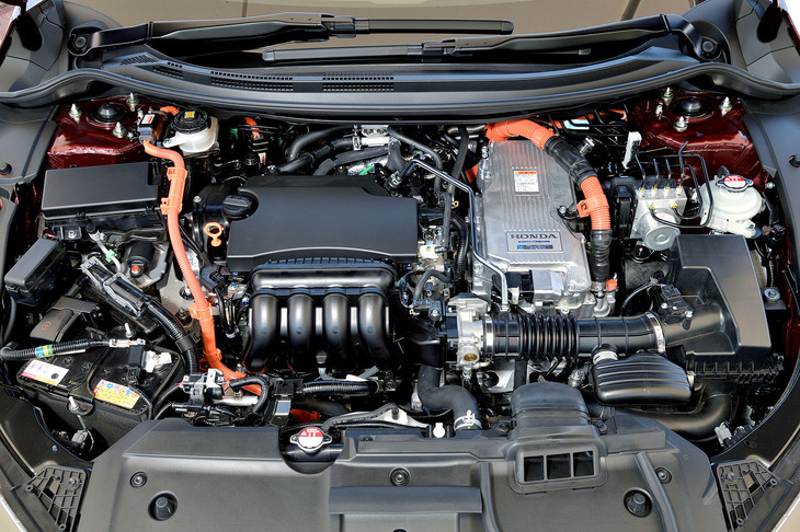 フロントボンネット下に搭載される、自然吸気の1.5リッター直4エンジン。モーターと合わせて、システム総出力215psを発生する。