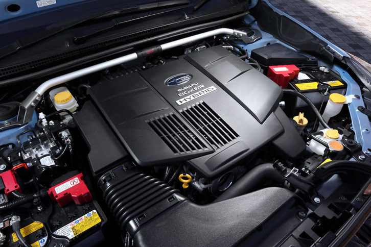 エンジンルームでは、バルクヘッドの手前に見えるフレキシブルタワーバーが目を引く。