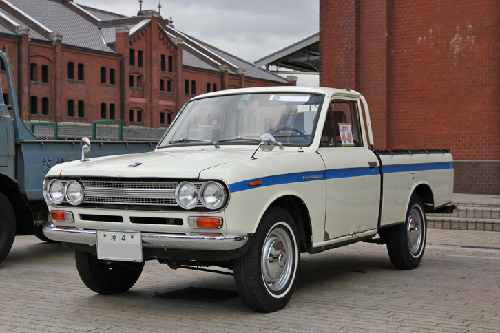 「沖4」のシングルナンバーを付けた、右側通行（左ハンドル）だった時代の沖縄仕様の「ダットサン・トラック」。520の型式名で呼ばれるダットラの、1968年ごろのモデルである。