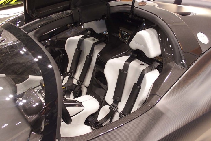 キャビンは2シーター。背後に最高出力400ps、最大トルク500Nmという実力の2.3リッター直4ツインターボエンジンを搭載する。