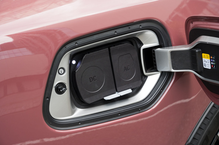 リチウムイオンバッテリーの容量は102kWh。出力195kWのDC急速充電器を使えば、残量10％の状態から約34分で80％まで回復できるという。