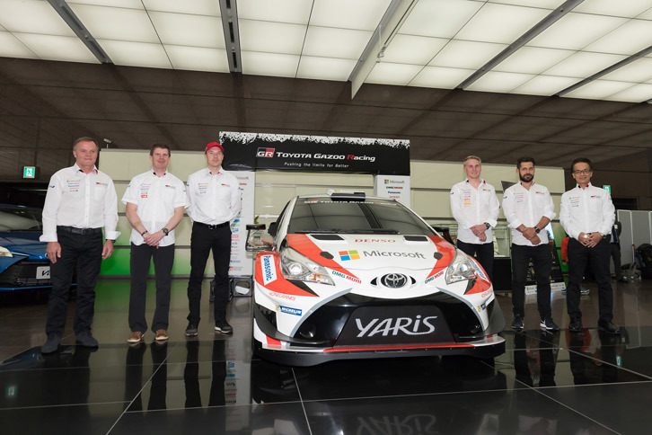 トヨタ自動車東京本社に勢ぞろいしたチームメンバー。来年はここにタナック／ヤルヴェオヤ組が加わることになる。