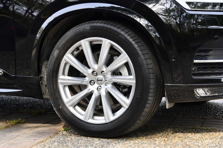 「XC90 D5 AWD」の「インスクリプション」には20インチの10スポークホイール（写真）が、「モメンタム」には19インチの10スポークホイールが組み合わされる。オプションでの組み替えはできない。