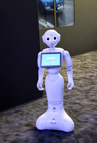一方ルノーのブースでは、ソフトバンクが開発したロボット「Pepper（ペッパー）」が仕事に励んでいた。仏・独・英・伊の各言語に対応できるらしい。いつか、コンパニオンは彼らに置き換えられてしまうかもしれないと思うと、少々複雑な心境になった。