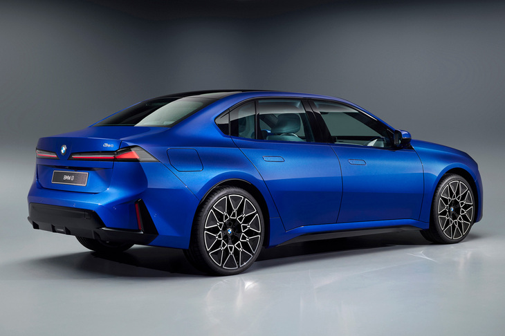 ボディーサイズは全長×全幅×全高＝4760×1865×1480mmで、ホイールベースは2897mm。現行型「3シリーズ」と比べると、全方位的にひとまわりサイズアップしている。