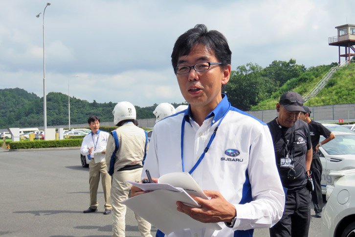 チーフインストラクターの1人である、スバル研究実験センター管理課長の秋山 徹氏。1989年の「レガシィ」による10万km世界速度記録チャレンジに参加したドライバーの1人でもある。