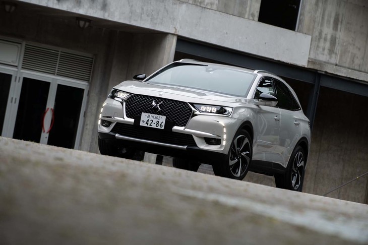 試乗車のボディーカラーは「E-TENSE 4×4」専用の「クリスタルパール」。