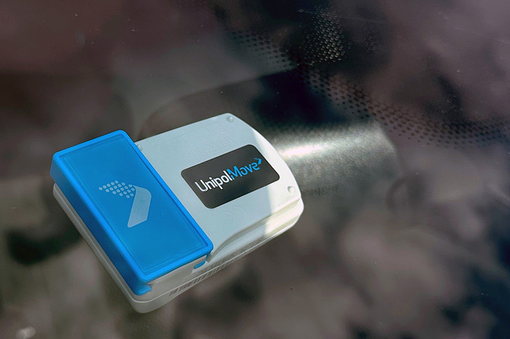 「ウニポール・ムーブ」の車載機を取り付けたところ。至ってシンプルな端末ゆえ、日本のように「料金は◯円です」といった音声を発しないのは、テレパスと同じである。