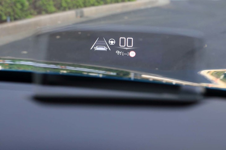 ウインドスクリーン投影式のヘッドアップディスプレイはフルカラー表示に対応。ACCの作動状況や速度計に加えて、カメラが読み取った速度標識も表示される。