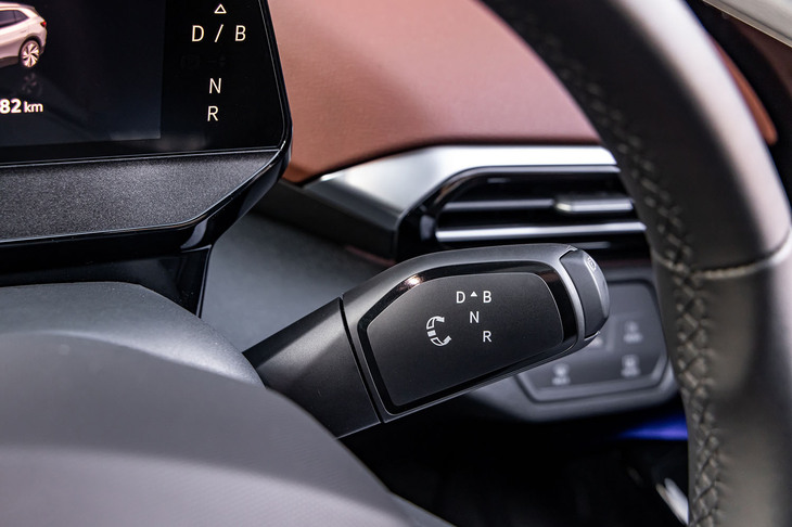 今回の改良でシフトセレクターはステアリングコラム右側へ移設された。ドライブレンジを示すデザインは若干異なるが、レバーの形状自体は最新の「ティグアン」や「パサート」と同一。