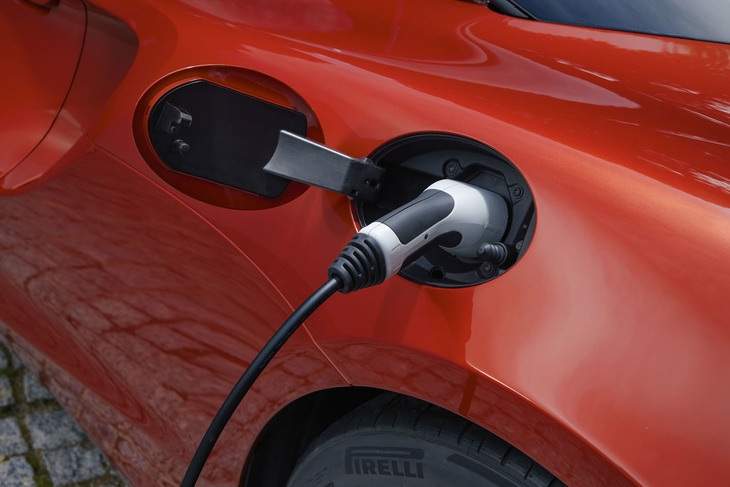 「アルトゥーラ」の充電ソケットは、左リアフェンダーにレイアウトされている。