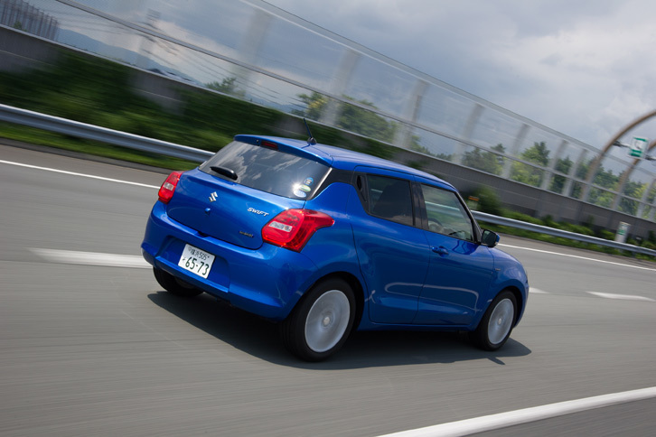 「ハイブリッドSL」の車両重量は960kg。似たような装備のマイルドハイブリッド車「ハイブリッドML」より60kg重くなっているが、それでも1t未満に抑えられている。