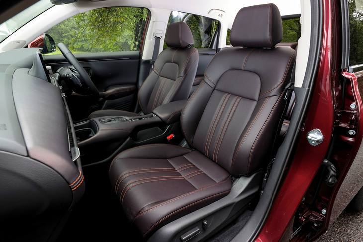 今回の試乗車は、すべて上級仕様の「Z」系グレード。いずれも電動調整機構付きのレザーシートを装備しており、内装色はブラックとブラウン（写真）の2種類が確認できた。