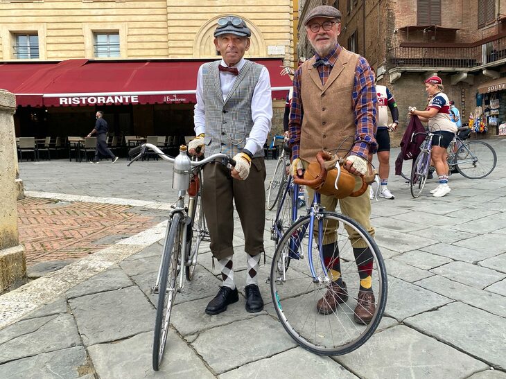 レトロファッションを決めたおじさん2名。