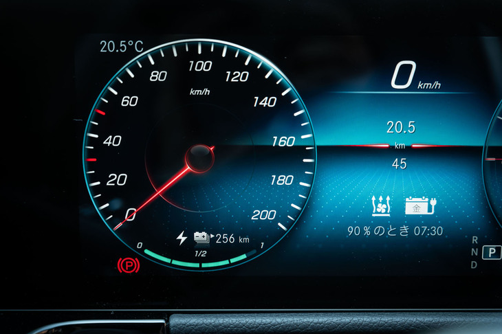 メルセデス・ベンツEQA250（充電の様子）