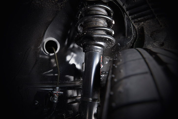 サスペンションには、フロント、リアともに専用設計のKYB製ダンパーを採用。フロントダンパーには、フリクションコントロール機構が備わる。