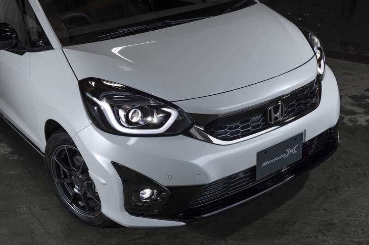 フロントフードの先端はベース車よりもシャープな造形に。風を上下にスムーズに流す効果を狙っている。