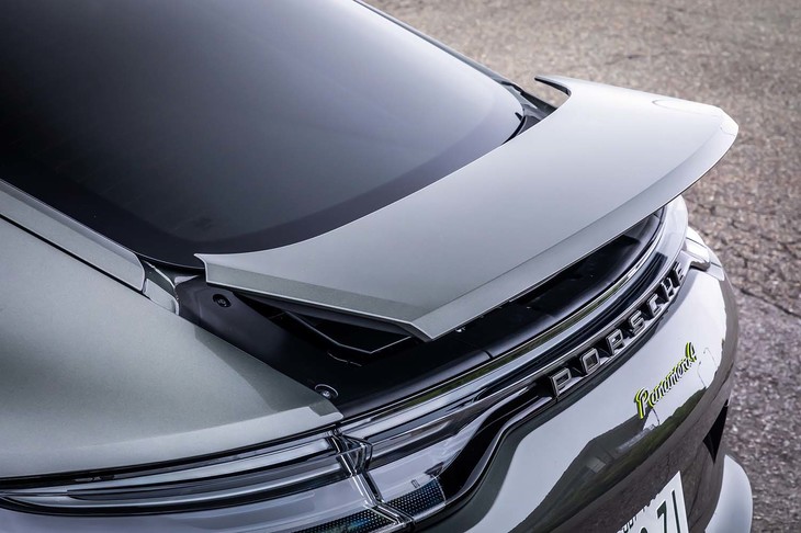 ボディーのリアエンドは可動式のウイングになっている。