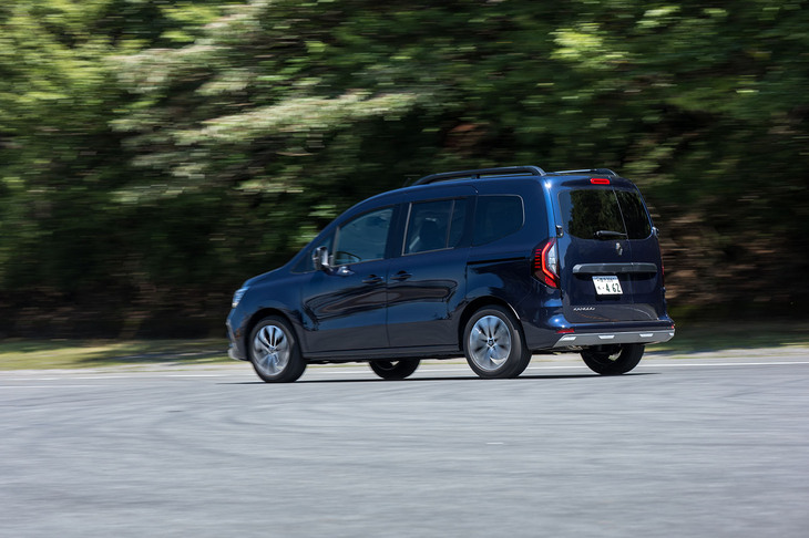 高い接地感が安心感をもたらす「カングー」ならではの走りは最新モデルでも健在。それほど速くはないものの、ワインディングロードでも胸のすく走りを味わえる。