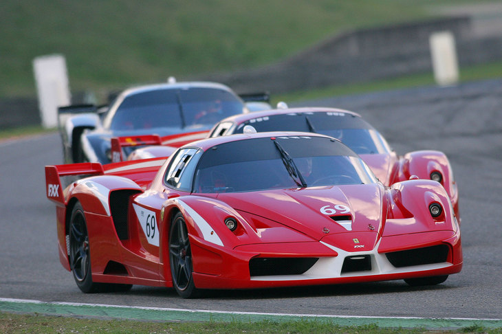 ストロール氏は世界的な自動車コレクターであり、フェラーリのクラブマンレースなどでもステアリングを握るほどのカーガイとして知られている。