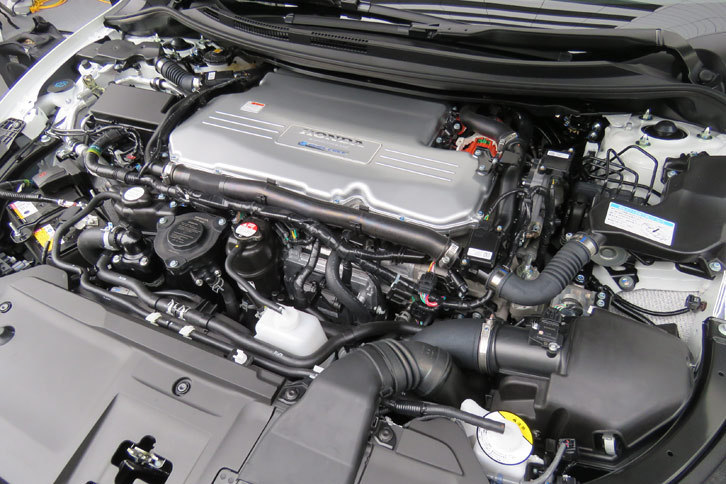 ボンネットの下には、モーターと燃料電池スタックが縦積みの形で搭載されている。