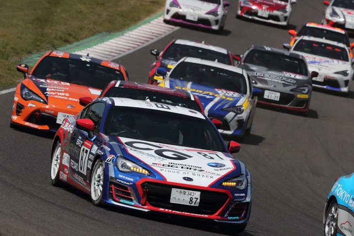 ダンゴ状態の第3コーナーを行く久保凜太郎選手の#87 CG ROBOT BRZ BS。予選11番手、決勝第1／第2ヒートではそれぞれ12位でフィニッシュ。耐えることを学ぶ週末となった。