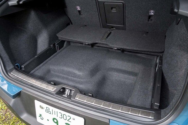 デッキボードの下にもコンパクトな収納スペースが設けられている。