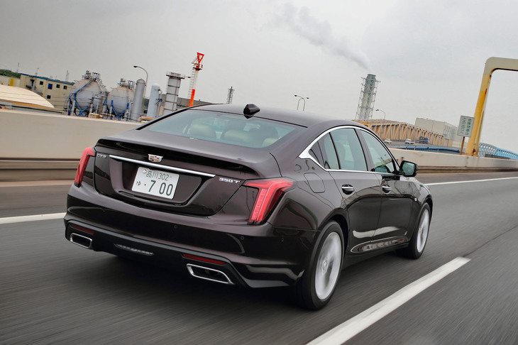 スポイラー形状のトランクリッドに注目。内外装の意匠は一見シンプルながら、しっかりつくり込まれている。