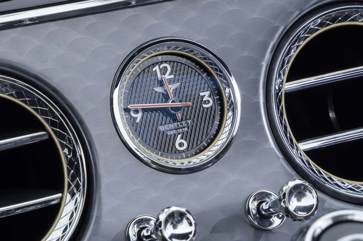 「ローテーションディスプレイ」の下部にはブライトリングのアナログ時計が備わっている。