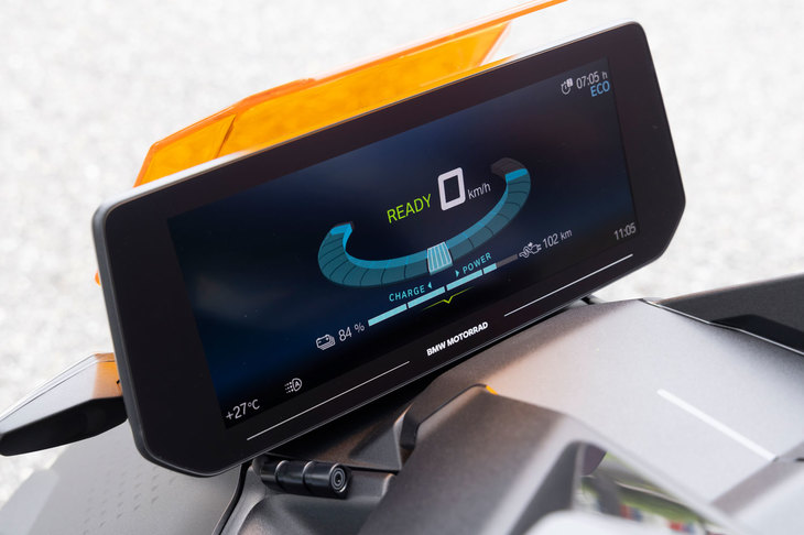 車速やパワーフロー、バッテリー残量などを表示する10.25インチのTFT液晶モニター。分割画面表示も可能で、詳細なトリップコンピューターや、接続した音楽メディアの情報なども表示できる。