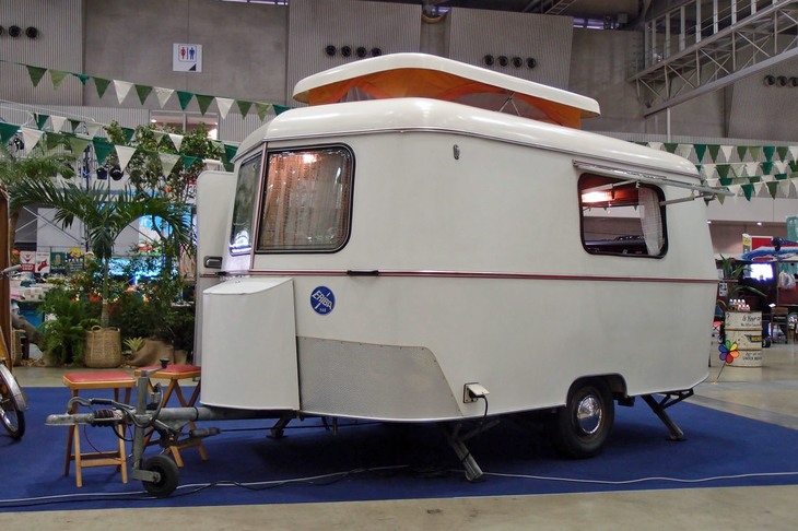 こちらはトレーラータイプのドイツ製キャンピングカー「ハイマー・エリバ パン」（1977年）。古いフォルクスワーゲンとセット販売されることも多いという。