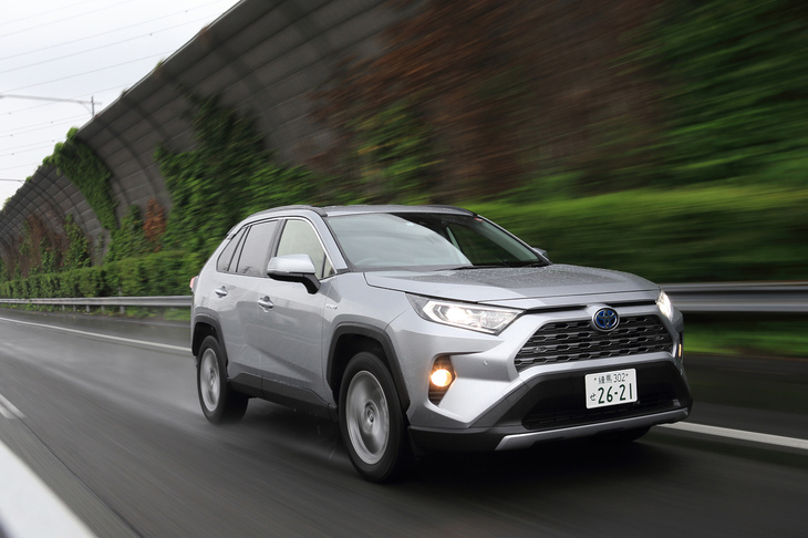 ハイブリッド車には4WDシステムとして「E-Four」を採用。リアアクスルに最高出力54psのモーターが搭載されており、前後輪間のトルク配分は100：0から20：80の間で制御される。