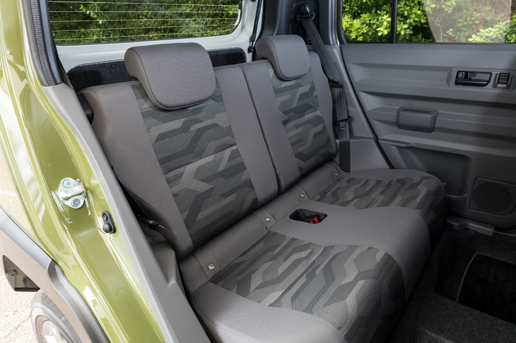 後席は分割可倒式。荷室側壁と連続性を持たせたドアインナーパネルの意匠や、「スライド機構はナシ」という思い切った設計などが特徴だ。