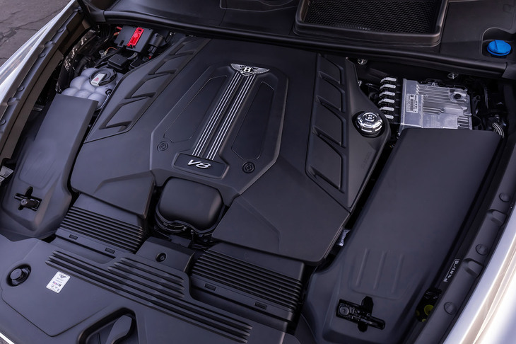 4リッターV8ツインターボエンジンは、最高出力550PS/5750-6000rpm、最大トルク770N・m/2000-4000rpmを発生。