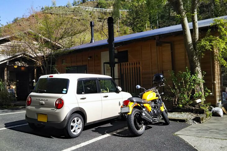 2022年の“奥多摩開き”にて、行きつけのパン屋さんにて休憩する「トライアンフ・サンダーバードスポーツ」の図。この日はポカポカして心地よかったのだが、翌日は雨で気温も急降下。三寒四温もここまでくると趣がない。